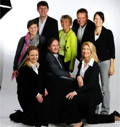 Industriebau Team - Im Bild: vordere Reihe sitzend (v.l.): Melanie Meinig (Chefredakteurin), Robert Altmannshofer (Objektleiter), Barbara Kimmich (Anzeigenberaterin), hintere Reihe stehend (v.l): Julia Cornelissen (Redakteurin), Martin Gräber (Redakteur), Birgit Voss (Anzeigenberaterin), Helmut Junginger (Anzeigenleiter) und Sandra Hoffmann (Redakteurin)
