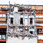 Ein älteres Bürogebäude wird abgerissen. Abbruch statt Renovierung