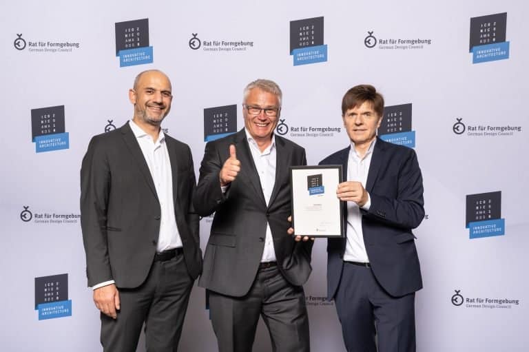 Die Gewinner des Iconic Awards 2018: Antonino Vultaggio (HPP Architekten), Vanja Schneider (Interboden Innovative Gewerbewelten), Gerhard G. Feldmeyer (HPP Architekten) (v.l.).