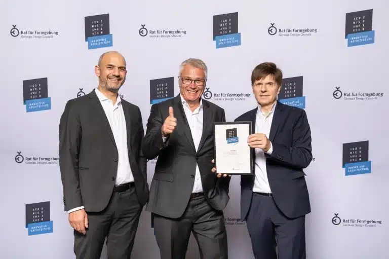 Die Gewinner des Iconic Awards 2018: Antonino Vultaggio (HPP Architekten), Vanja Schneider (Interboden Innovative Gewerbewelten), Gerhard G. Feldmeyer (HPP Architekten) (v.l.).