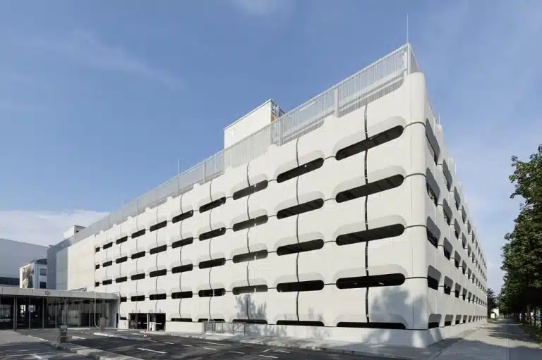 Das sanierte Parkhaus der BMW Group in München. Bild: Peter Langenhahn