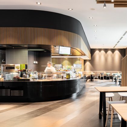 Das Restaurant greift die Holzlatten aus dem Foyer wieder auf. Bild: tschinkersten fotografie, 2019