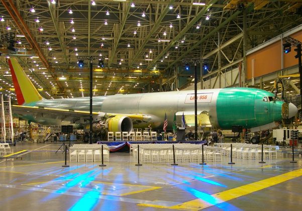 Viel Platz benötigt auch die Produktion von Flugzeugen wie der Boeing 787. In Everett, USA, ist das Werksareal von Boeing mit 2,8 Mio. qm so groß wie 392 Fußballfelder. Bild: David Axe