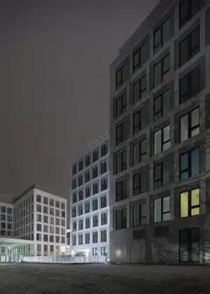 Die Fenster und die schimmernde Oberfläche der Fassade erzeugen Dynamik. Bild: M. Brand