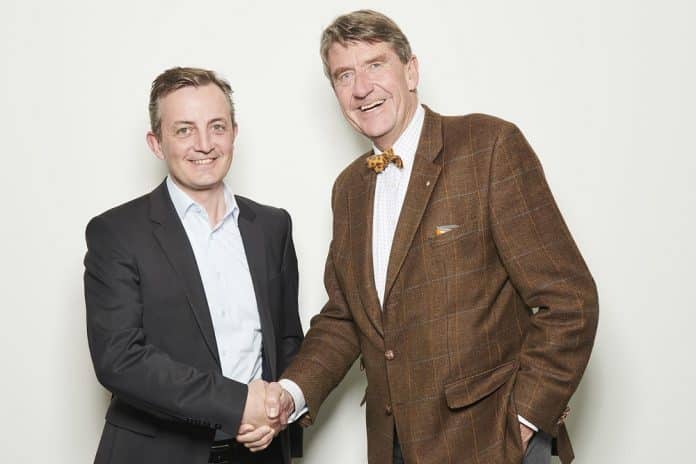 Roger Bless (links), CEO von FactoryXperts und Christoph M. Achammer (rechts), CEO von ATP. Bild: FactoryXperts/Stertzik