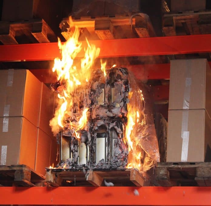 Brandversuch im Labor: Lithium-Batterien, eine häufige Schadensursache in Brandfällen. Bild: VdS/B.Wagner & D.Bormann