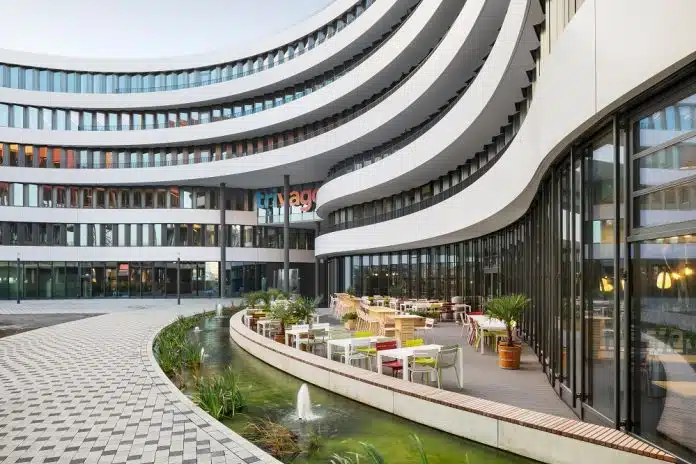 Das sechsgeschossige, tropfenförmige Gebäude umfasst rund 30.000 m². Bild: sop architekten/Constantin Meyer Fotografie