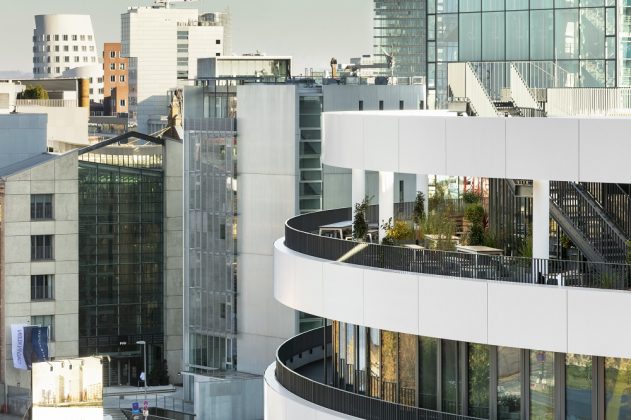 Weiße Brüstungsbänder, Balkone, Terrassen und Loggien kreieren ein abwechslungsreiches Raumgefüge. Bild: sop architekten/Constantin Meyer Fotografie