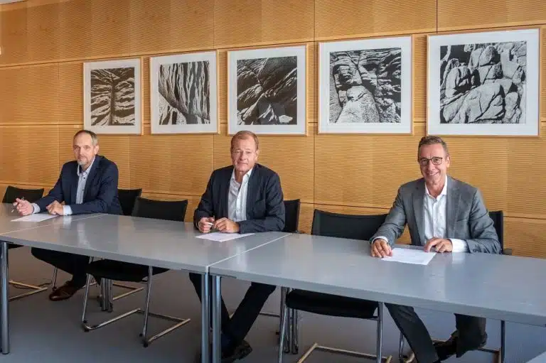 Die Unterzeichnenden der Kooperation (v. l.): M. Falenski, F. Pakleppa, Dr. T. Prinz. Bild: T. Budde