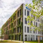 5Die begrünte Fassade in farbenfroher Blüte. Quelle: ENNI_BuGG-Fassadenbegruenung_2021_bluehend_2022_klein