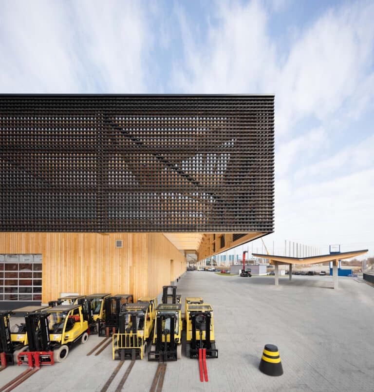 Betriebsgebäude mit karbonisierter Holzfassade