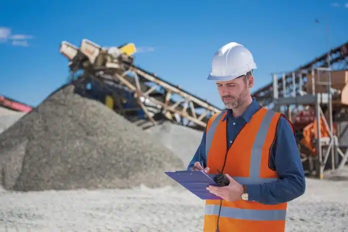 Die EBV regelt seit 1. August bundesweit einheitlich die Verwendung von mineralischen Bauabfällen, für weniger Rohstoffverbrauch und mehr Zweitverwertung des Abfalls im Sinne der Kreislaufwirtschaft. Bild: iStock-1385403675