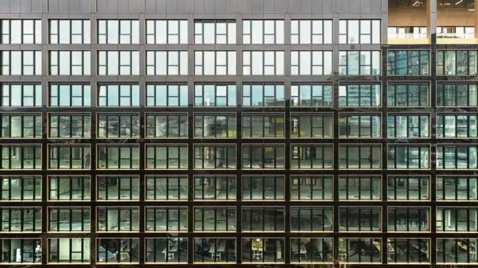 Die bronzefarbene Einfassung der Fenster bildet einen dezenten Kontrast zum annähernd schwarzen Farbton des BIPV-Systems. Bild: Stefan Schilling