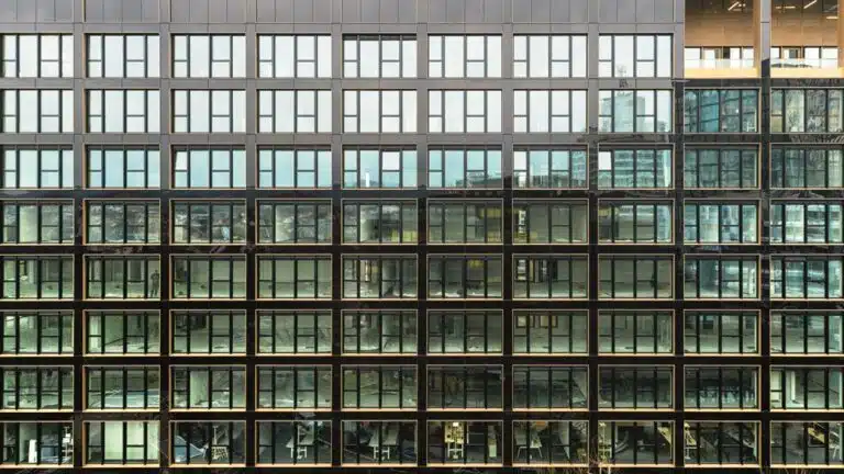 Die bronzefarbene Einfassung der Fenster bildet einen dezenten Kontrast zum annähernd schwarzen Farbton des BIPV-Systems. Bild: Stefan Schilling