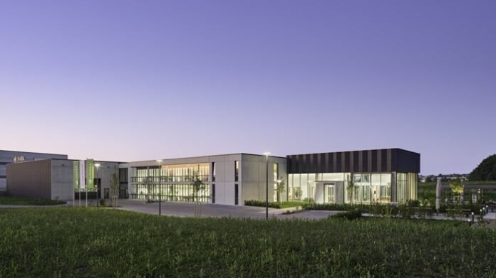 BU: Westseite mit Besuchereingang und großer Doppelfassade Bild: Constantin Meyer für Solarlux GmbH