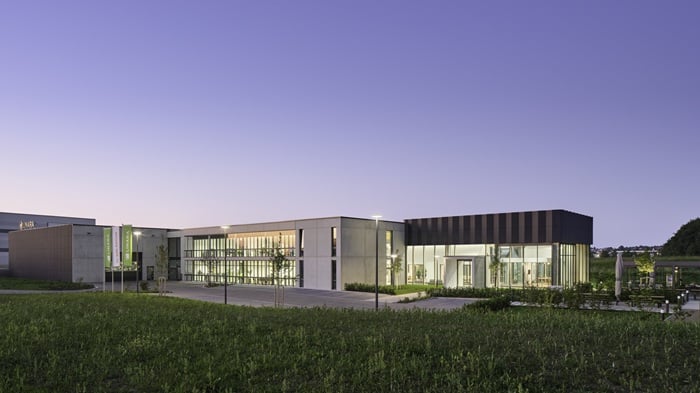 BU: Westseite mit Besuchereingang und großer Doppelfassade Bild: Constantin Meyer für Solarlux GmbH