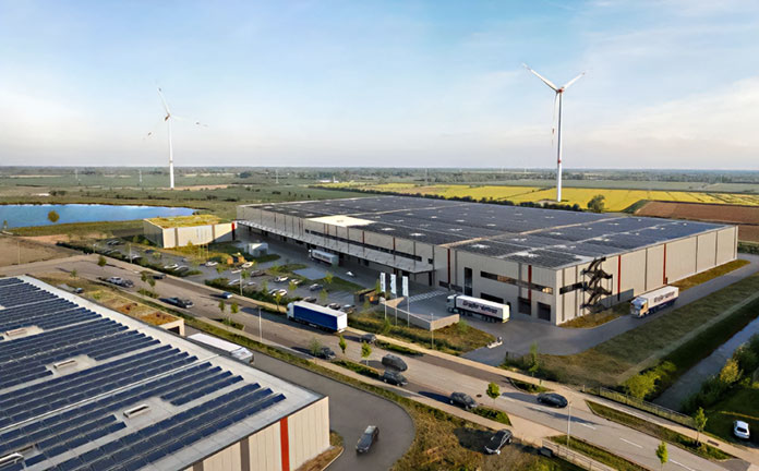 Luft Luftaufnahme von zwei Industriegebäuden