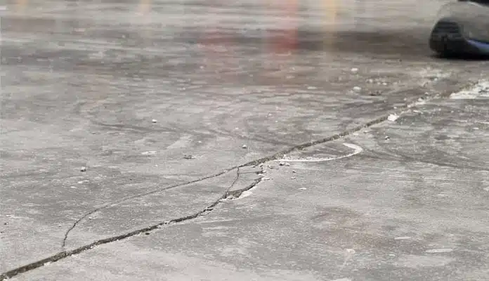 Detailansicht auf einen Riss in einem Betonfußboden