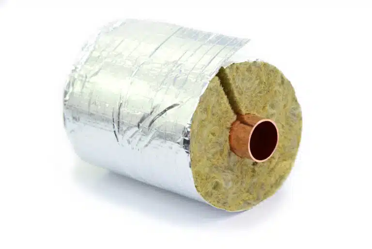 Bild zum neuen „AGI-Arbeitsblatt Q03 Dämmarbeiten (Ausführung von Wärme- und Kältedämmungen – Dämmarbeiten an betriebstechnischen Anlagen)“