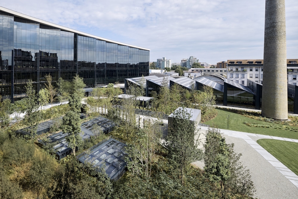Blick von oben auf das gesamte Gelände von Moncler. Rechts sieht man den Kamin.