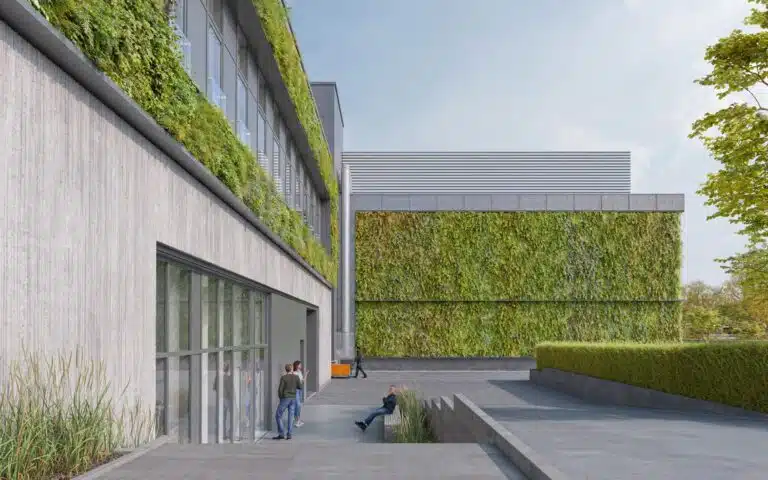 Rechenzentrum mit massiver Fassade und großflächiger Begrünung