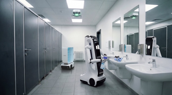 Roboter im Sanitärbereich eines Gebäudes.