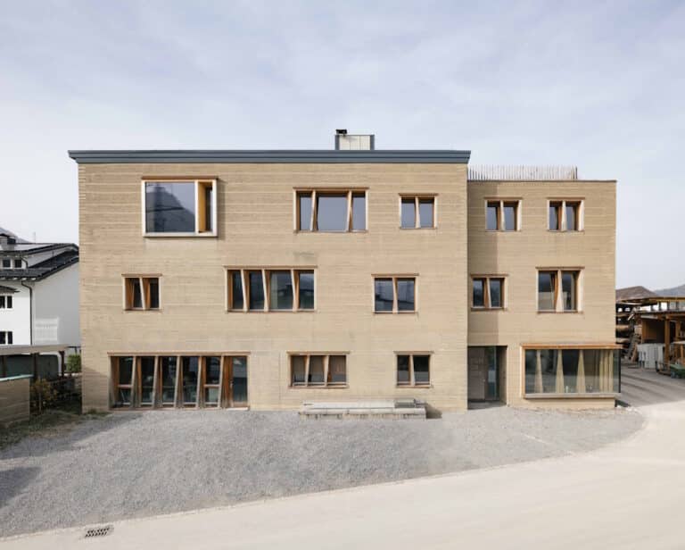 Bürogebäude Lehm Ton Erde Schlins